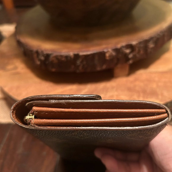 Authentic Louis Vuitton Monogram Portefeiulle Sarah long bifold wallet. - Picture 4 of 15